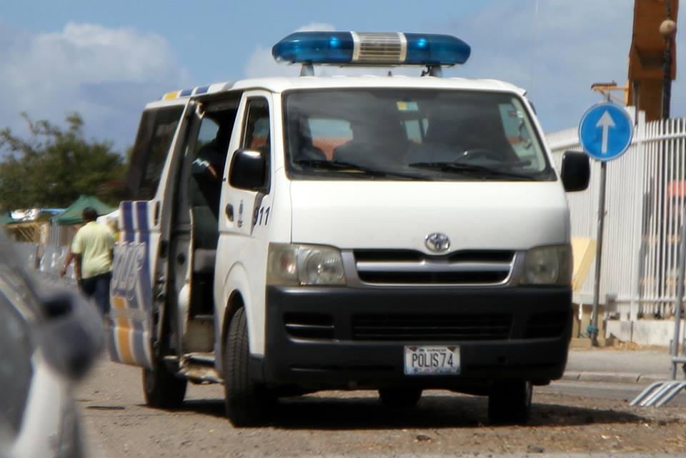 Man rijdt in op politieagent