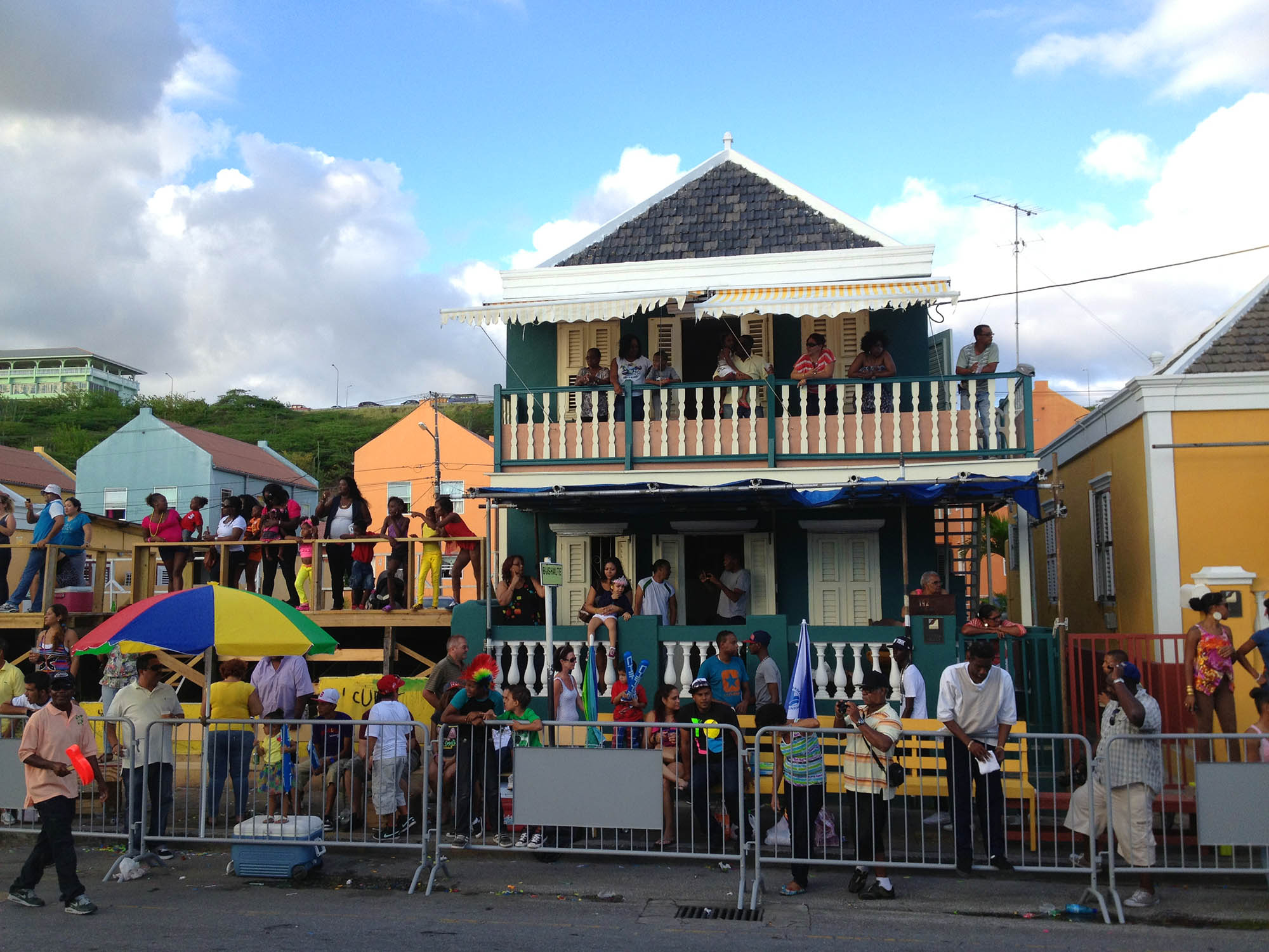 Overvolle balkons langs carnavalsroute pas echt risico’