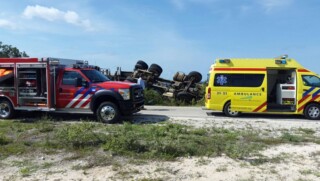 Tankauto Curoil op Bonaire crasht en lekt