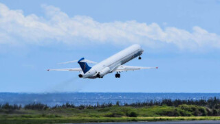 MD80 Insel Air maakt testvlucht