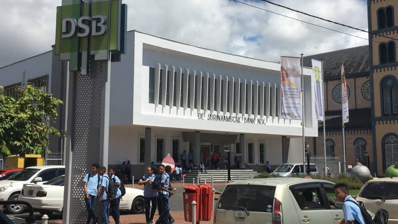 Grootste bank Suriname dreigt om te vallen