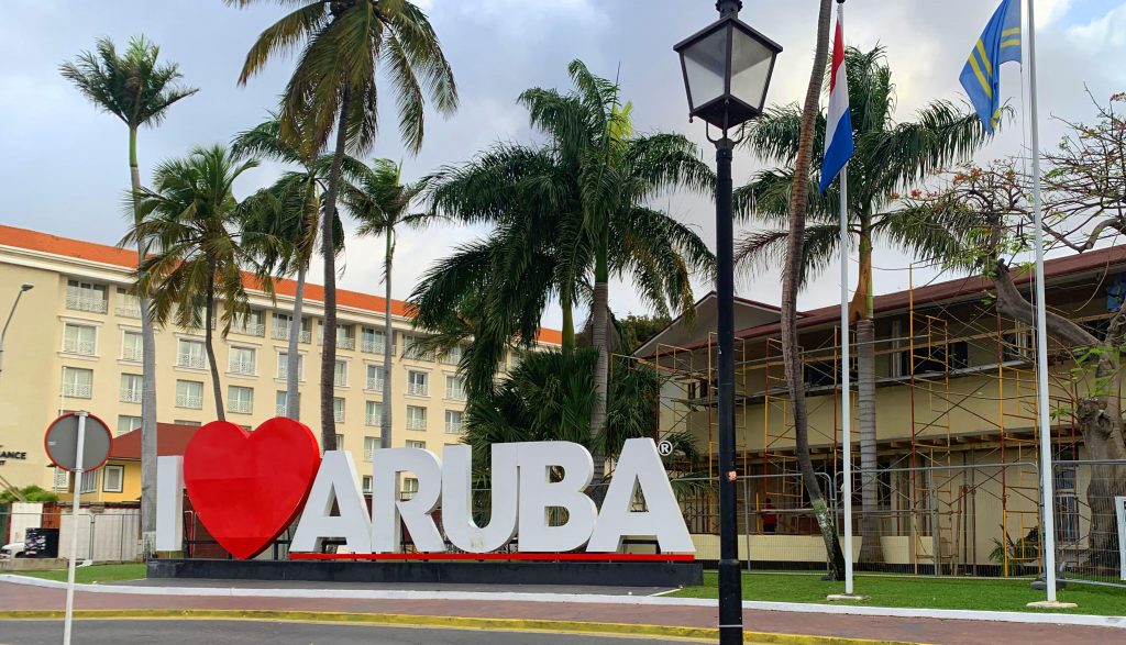 Snelle stijging corona op Aruba, bevolking moet thuisblijven