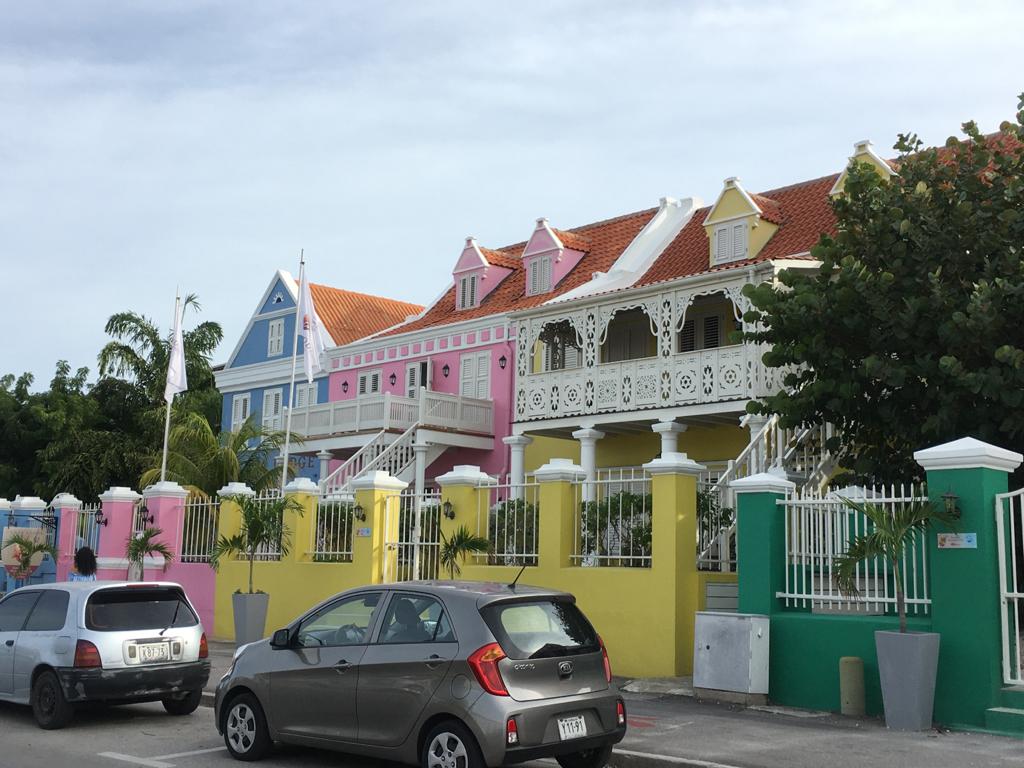 Gekleurde gebouwen in Pietermaai op Curacao