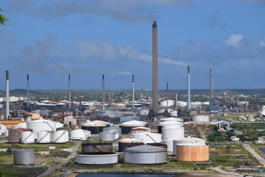 Elf gegadigden voor overname raffinaderij Isla op Curaçao 