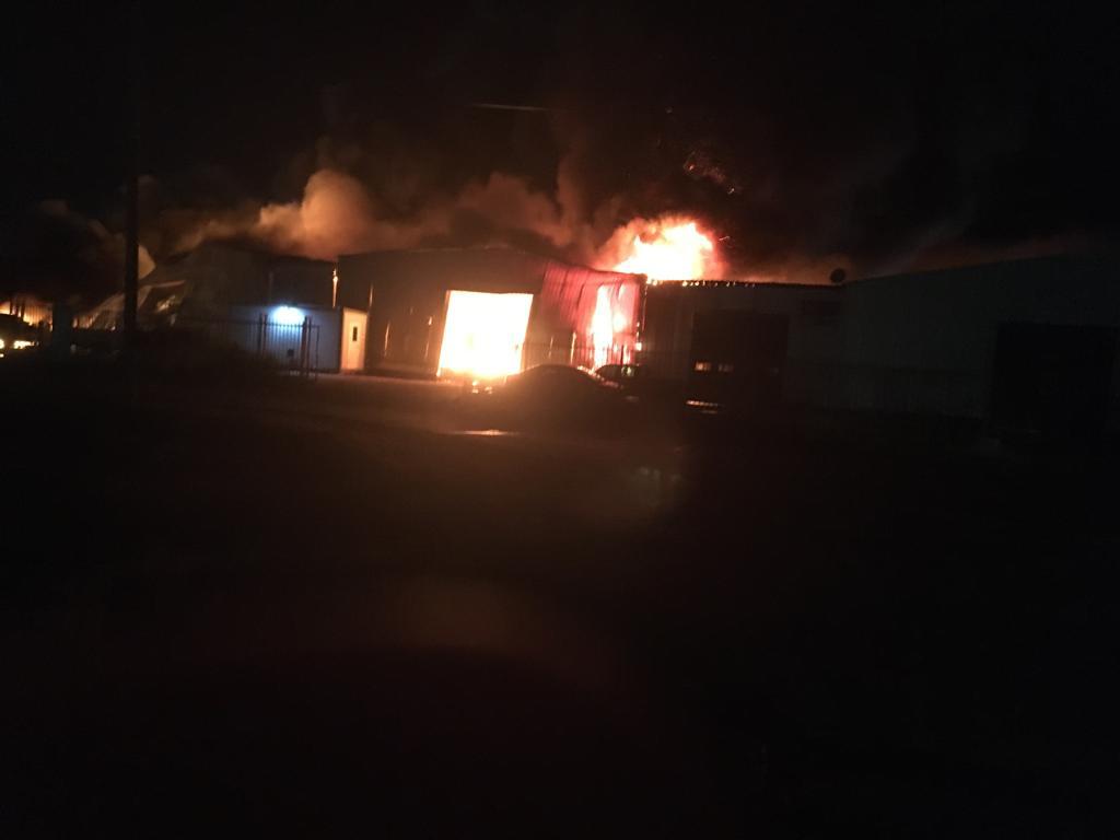 Loods op Kaya Industria op Bonaire brandt uit