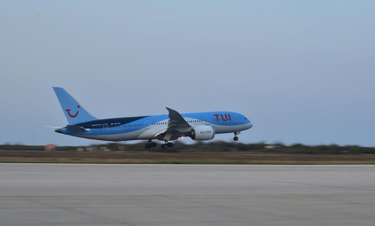 Laatste TUI fly vlucht halfleeg vertrokken