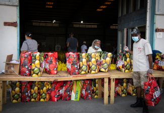Foto: Verdeling van voedselpakketten bij de Voedselbank Curaçao - StudioRootz