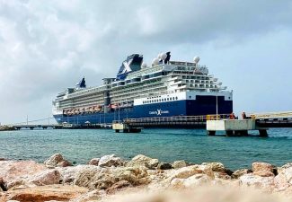 Druk met halfvolle cruiseschepen op Curaçao