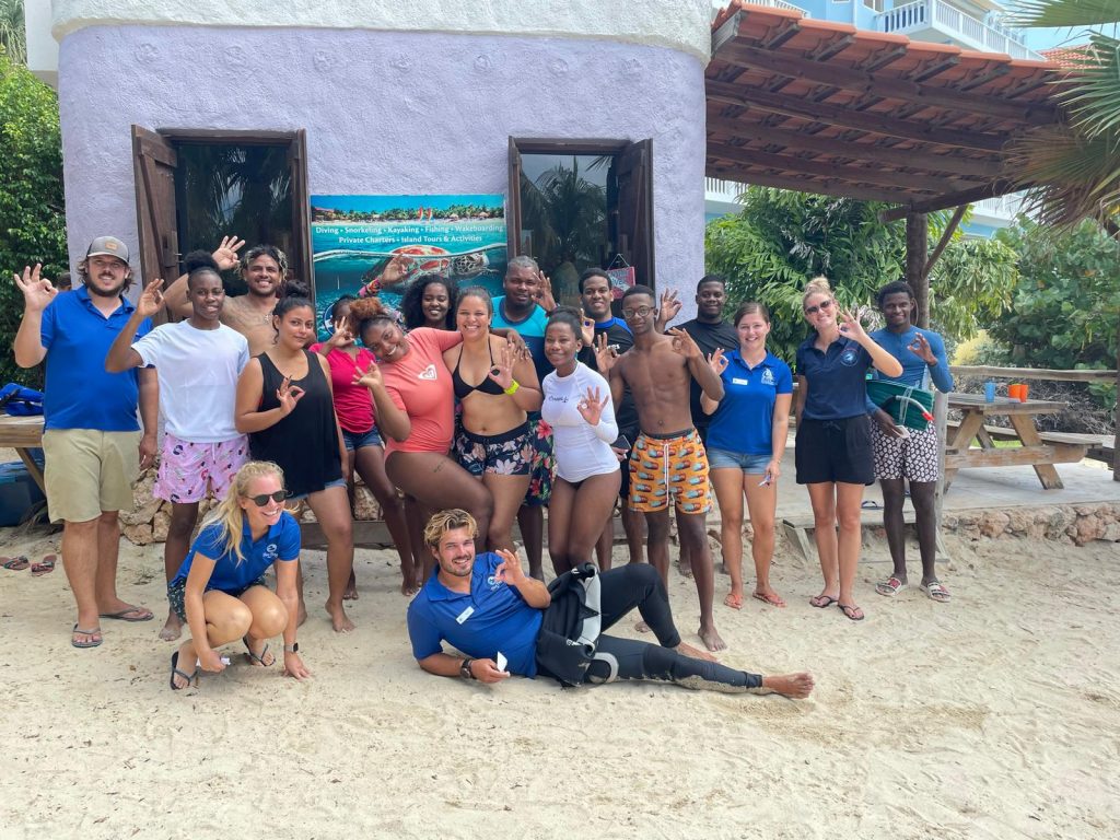 Drie jonge Curaçaoënaars krijgen studiebeurs om divemaster te worden