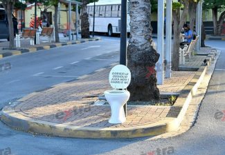 Chauffeurs plaatsen WC-pot bij de bushalte van Otrobanda