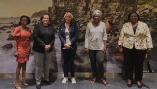 Een team van Curaçaose bemiddelaars is aangekomen op Sint Eustatius. Het gaat om de oud-premiers Suzy Camelia-Römer en Maria Liberia-Peters, samen met oud-ombudsman Alba Martijn.