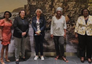Een team van Curaçaose bemiddelaars is aangekomen op Sint Eustatius. Het gaat om de oud-premiers Suzy Camelia-Römer en Maria Liberia-Peters, samen met oud-ombudsman Alba Martijn.